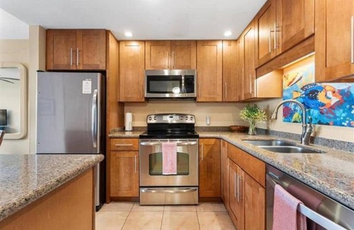 Kihei Condo | 3 minute walk to the beach! Newly renovated 1 bedroom 2 bath condo