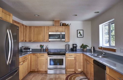 Rockaway Beach House | 3 minute walk to Beach! Dog and Family Friendly, Bright & Modern House