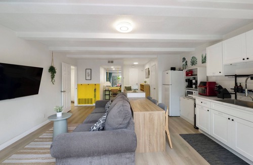 Costa Mesa House | 3 minutes to South Coast Plaza! Lovely garden-view retreat with King-sized bed