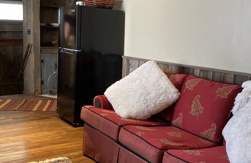 Stratton and Bromley Ski Areas Apartment | 3 minutes to Stratton. Cozy 1 bedroom/1 bath apartment for 4. Private entrance