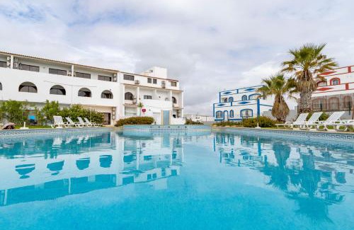 Sagres Apartment | 3 Minutes TO THE BEACH, 2 BEDROOM AMAZING APT WITH BALCONY, BBQ GRILL AND POOL