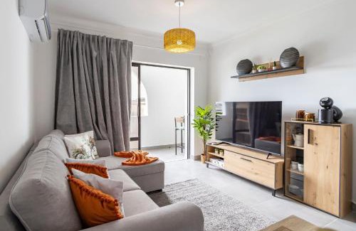 Sagres Apartment | 3 Minutes TO THE BEACH, 2 BEDROOM AMAZING APT WITH BALCONY, BBQ GRILL AND POOL