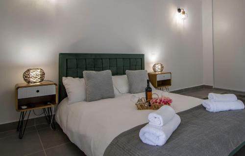 Sagres Apartment | 3 Minutes TO THE BEACH, 2 BEDROOM AMAZING APT WITH BALCONY, BBQ GRILL AND POOL