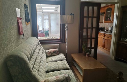 Goodmayes House | 3 Minutes to Train station large town house with 5 bedroom, 6 bed, sleep 8 guest