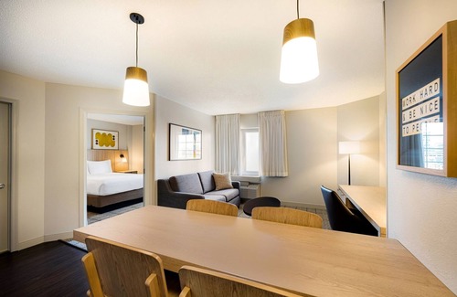 Exchange Place North Resort | 3 Modern Units! Pet-Friendly, Close to New Jersey Colgate Clock