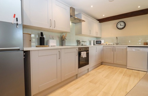 Pershore Cottage | 3 MOUNT PLEASANT, pet friendly, with a garden in Pershore