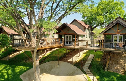 Center Point Cabin | #3 of 4 Treetop River Cabin: 6 guests +Kayaks+ Fishing+ Fire Pits=Family Fun!