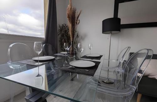 Sartrouville Apartment | 3 pièces lumineux, balcon & parking - Paris 20 min