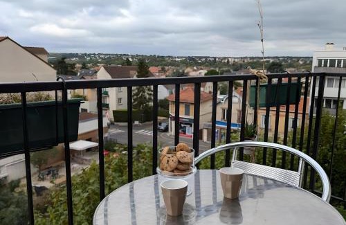Sartrouville Apartment | 3 pièces lumineux, balcon & parking - Paris 20 min