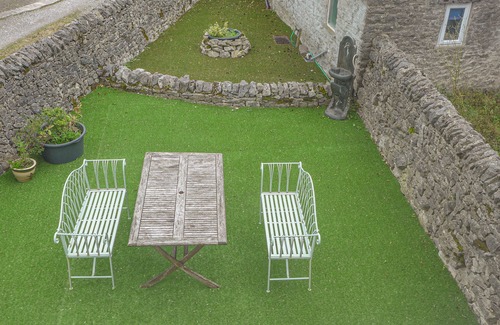Blackwell in the Peak Cottage | 3 PRIMITIVE MEWS, pet friendly, with a garden in Chelmorton