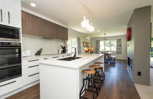 Raureka House | 3 Queen beds, Hot Tub, Air Conditioning.