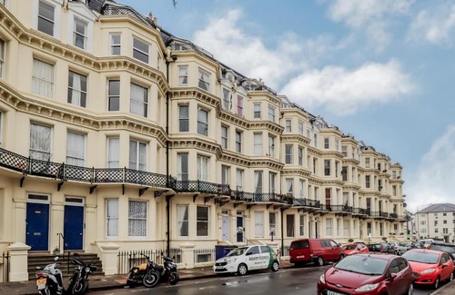 Eastbourne City Centre Apartment | 3 Queens Gardens Sea View Apartment