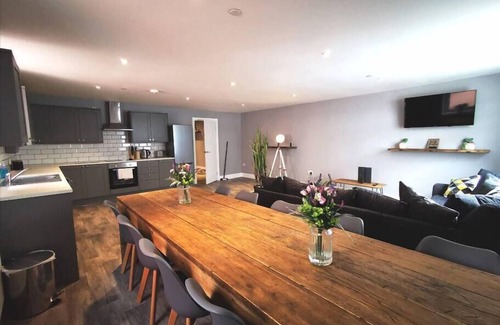 Llanelli Apartment | 3 RM Studio, Open-plan Living, Dining, & Kitchen