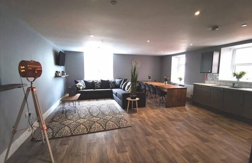 Llanelli Apartment | 3 RM Studio, Open-plan Living, Dining, & Kitchen