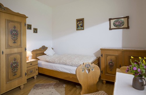 Auerbach Apartment | 3-room apartment, 74 sqm, 2 bedrooms, tiled stove, terrace