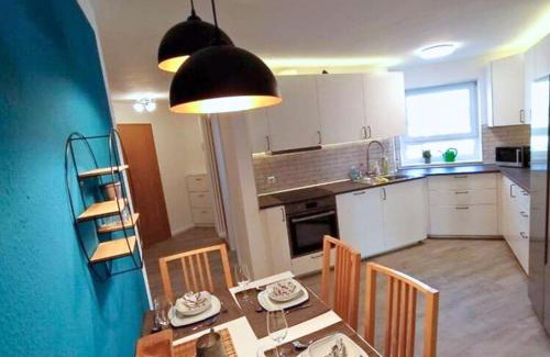 Soflingen Apartment | 3 Schlafzimmer I Balkon I Tischkicker für 5 Personen nahe Uni & City Center