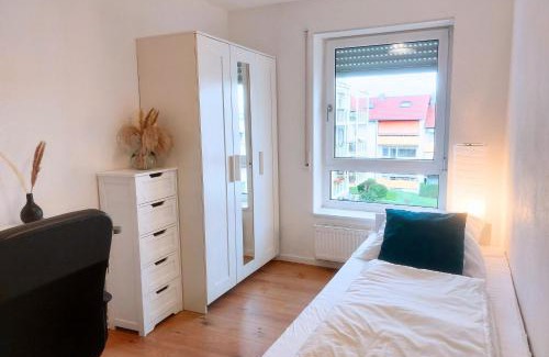 Soflingen Apartment | 3 Schlafzimmer I Balkon I Tischkicker für 5 Personen nahe Uni & City Center