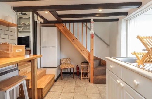 Pevensey House | 3 SEAVIEW COTTAGES, family friendly, with a garden in Normans Bay
