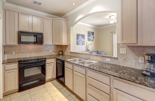 Corpus Christi House | 3-Story Dog-Friendly Townhouse w/Balconies, Washer/Dryer, Fast WiFi, Central A/C