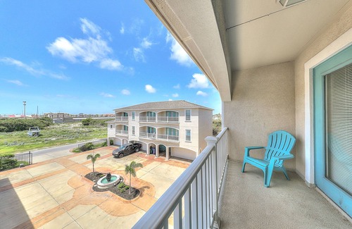 Corpus Christi House | 3-Story Dog-Friendly Townhouse w/Balconies, Washer/Dryer, Fast WiFi, Central A/C