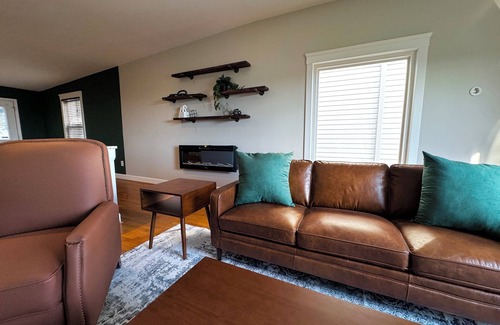 CUF House | 3-Story House with Rooftop Views in Cincinnati - AC, WiFi, 70" TV, & Smart TVs