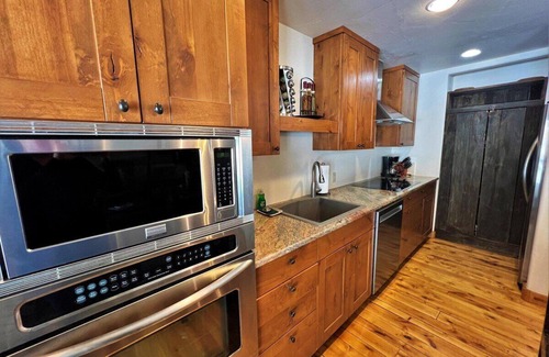 Purgatory House | 3 Story Luxury at Edelweiss, True Ski-In/Ski-Out, Wifi, Grill, Dog Friendly