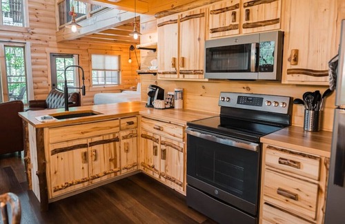 Millersburg Cabin | 3-Story Luxury Treehouse with Hot Tub - Sleeps 6