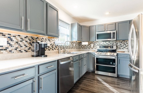 Dayton House | 3 Story River facing deck-3 miles to Cincinnati
