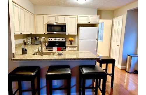 Herndon House | 3 Story SF Home - 5 BDR 3.5 Bath - Prime Location!