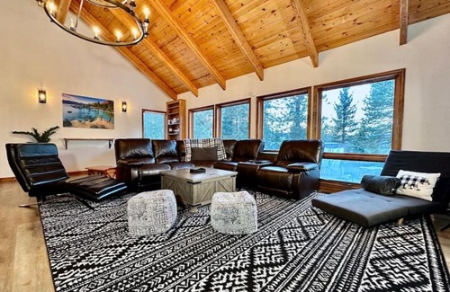 Country Club Estates House | 3-Story Winter Wonderland