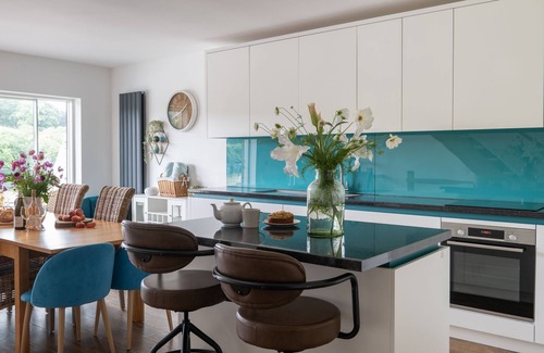 Kingsbridge Apartment | 3 The Boatyard - sleeps 8 guests in 4 bedrooms