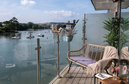 Kingsbridge Apartment | 3 The Boatyard - sleeps 8 guests in 4 bedrooms