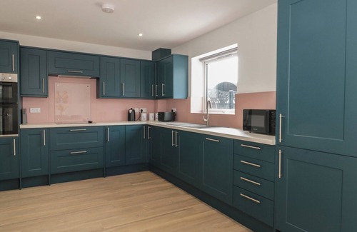 Highbridge House | 3 THE STABLES, family friendly, with open fire in Watchfield