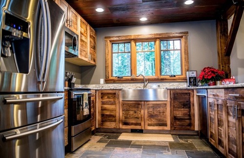 Warnick Cabin | 3.tKnotty Lodge – Reclaimed Timber Charm Meets Modern Comfort near Mt. Baker