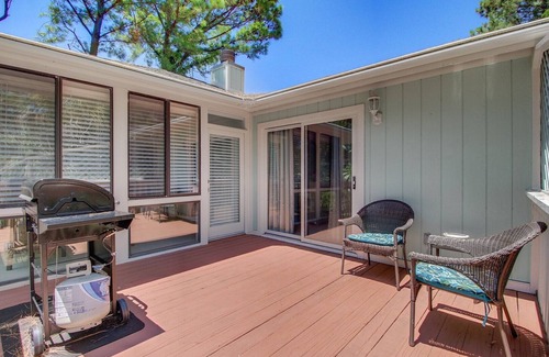 Twin Oaks House | 3 Twin Oaks Lane by AvantStay | Beach Access, Sunroom, Great Location!