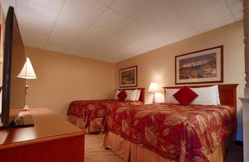 Moorings Hotel | 3 Units | Naples FL Stay | Near 9th St & Local Attractions