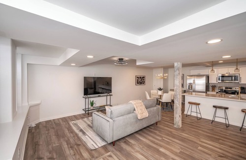 Covington Condo | 3 Updated Covington Suites Perfect for Your Group – Walk to Shopping and Dining