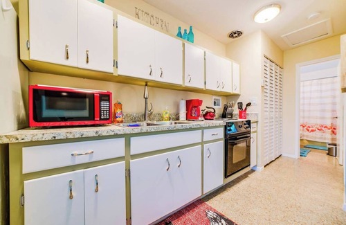 Poinsettia Heights Apartment | #3 ❤️ Updated Mid-Century Modern Apartment