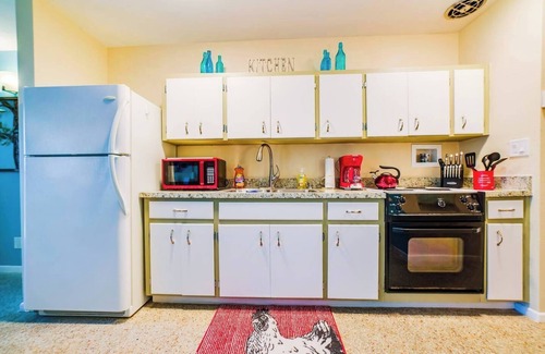 Poinsettia Heights Apartment | #3 ❤️ Updated Mid-Century Modern Apartment