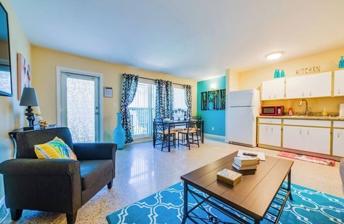 Poinsettia Heights Apartment | #3 ❤️ Updated Mid-Century Modern Apartment
