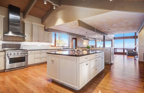 Cornwall House | 30-acre Mountaintop Estate Surrounded by Nature and Incredible 360º Views