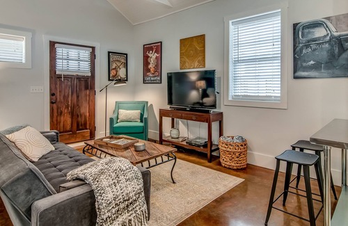Urbandale Nations Cottage | 30+ DAY FURNISHED HOUSE - Robertson Cottage - 5 Miles from Downtown!!