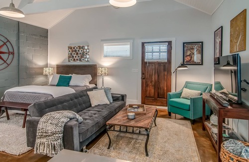 Urbandale Nations Cottage | 30+ DAY FURNISHED HOUSE - Robertson Cottage - 5 Miles from Downtown!!