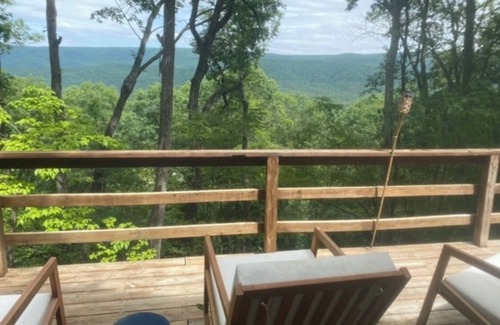 Great Cacapon Cabin | 30+ day rental -Charming 3-bedroom cabin with WiFi, AC in peaceful Great Cacapon