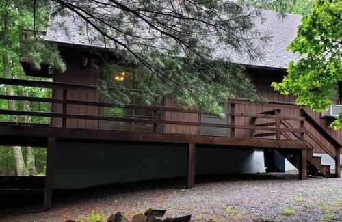 Great Cacapon Cabin | 30+ day rental -Charming 3-bedroom cabin with WiFi, AC in peaceful Great Cacapon