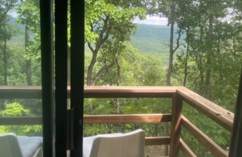 Great Cacapon Cabin | 30+ day rental -Charming 3-bedroom cabin with WiFi, AC in peaceful Great Cacapon