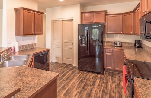 Old Farm District House | 30+ day rental in Bend w/private hot tub ~ Fireplace! Close to Old Mill!