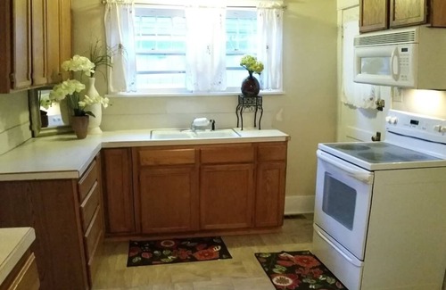 Downtown Klamath Falls House | 30+Day Stay⭐Lovely Smarthouse King 4KTV W/D WIFI