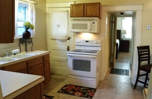 Downtown Klamath Falls House | 30+Day Stay⭐Lovely Smarthouse King 4KTV W/D WIFI