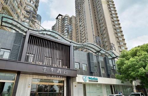 Huangpu Hotel | 30 m² Hotel ∙ 6 guests